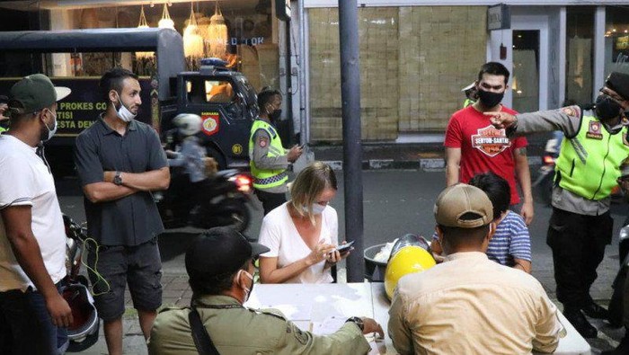 Enam orang warga negara asing (WNA) dikenai denda sebesar Rp 1 juta karena melanggar protokol kesehatan (prokes) di wilayah hukum Polresta Denpasar, Bali. Keenam WNA itu terjaring dalam operasi yustisi.