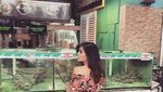 Aksi Pedangdut Cantik Vebrie Verona Saat Buat Kue di Rumah
