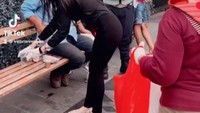 Jago nyanyi dan buat kue, Vebrie juga berhati emas nih. Terbukti ia sering membagi-bagikan nasi bungkus gratis ke orang-orang yang membutuhkan. Foto: Instagram @vebrie_verona