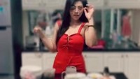 Nah ini keseruan Vebrie saat membuat video singkat di Instagramnya tentang keseruannya saat mencoba membuat cake di rumah. Foto: Instagram @vebrie_verona