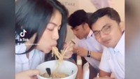 Punya akun TikTok bersama teman-temannya. Vebrie bagikan keseruannya saat makan bakmi ayam bareng lengkap dengan seragam sekolahnya yang dulu. Foto: Instagram @vebrie_verona