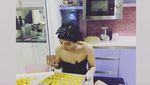 Aksi Pedangdut Cantik Vebrie Verona Saat Buat Kue di Rumah
