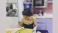 Saat di rumah saja, Vebrie mengisi kegiatannya di dapur. Ia produktif dan jago membuat kue, seperti nastar-nastar ini contohnya. Foto: Instagram @vebrie_verona