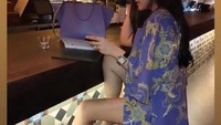Begini modisnya Vebrie saat sedang nongkrong di salah satu bar yang kece. Vebrie tampak sibuk memilih menu makanan apa yang akan dia pilih. Foto: Instagram @vebrie_verona