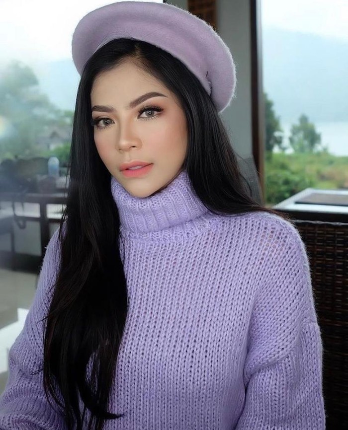 Aksi Pedangdut Cantik Vebrie Verona Saat Buat Kue di Rumah