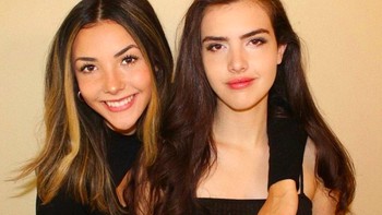 Botez yang berusia 25 tahun ini sering tampil bersama adiknya, Andrea, dalam bermain catur online. Foto: Instagram/@missbotez