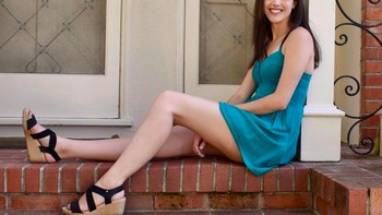 Orang tuanya adalah imigran asal Rumania yang pindah ke Amerika Serikat, kemudian pindah lagi ke Kanada. Botez sudah diajari catur sejak umur 6 tahun. Menyadari bakatnya, ayahnya sering mendaftarkan dia dalam perlombaan catur. Orang Rumania memang gemar main catur. Foto: Instagram/@missbotez