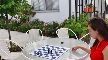 Botez membela tim nasional Kanada dan menyabet gelar Canadian National Girls Champion sebanyak lima kali. Dia dulu juga sering pula tampil di olimpiade catur. Foto: Instagram/@missbotez