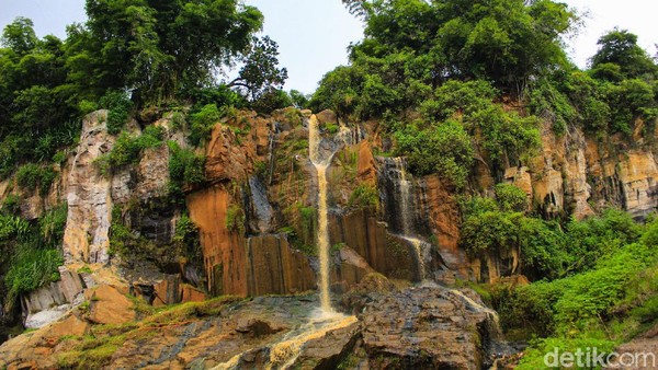 Terlihat dari jauh, nampak bebatuan yang berwarna oranye. Warna tersebut berasal dari air yang datang dari puncak. Pasalnya, air yang datang berwarna kecoklatan apabila turun hujan deras. Terlihat dari jauh, nampak bebatuan yang berwarna oranye. Warna tersebut berasal dari air yang datang dari puncak. Pasalnya, air yang datang berwarna kecoklatan apabila turun hujan deras.