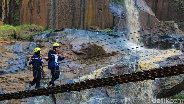 Air kecoklatan tersebut datang dari endapan yang dihasilkan oleh penambangan yang berada tidak jauh dari lokasi Curug Templek. Air kecoklatan tersebut datang dari endapan yang dihasilkan oleh penambangan yang berada tidak jauh dari lokasi Curug Templek.