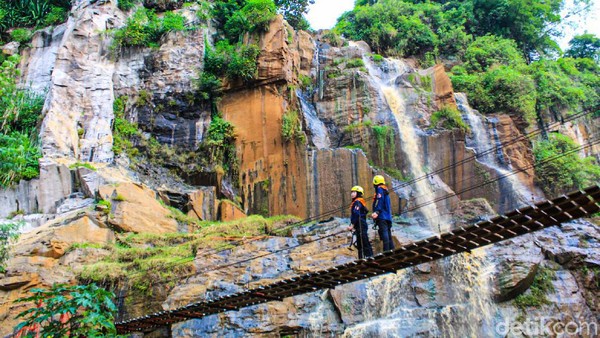 Salah satu pengunjung Puput Anggareni menuturkan bahwa Curug Templek cocok untuk menjadi tempat bersantai. Sembari menghirup udara segar dan melihat pemandangan air yang jatuh dari puncak Curug. Salah satu pengunjung Puput Anggareni menuturkan bahwa Curug Templek cocok untuk menjadi tempat bersantai. Sembari menghirup udara segar dan melihat pemandangan air yang jatuh dari puncak Curug.