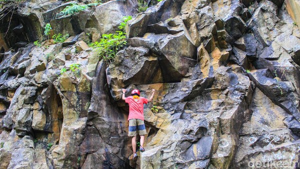 Selain pemandangan air, wisatawan pun dapat berjalan kaki di atas jembatan yang dibuat khusus untuk melihat air terjun dari dekat. Selain itu juga, bisa dijadikan tempat berswafoto. Bukan hanya itu, di sana pun tersedia bagi wisatawan penikmat adrenalin. Dengan bayar seadanya, wisatawan dapat mencoba panjat tembing yang dibantu pula oleh seorang instruktur. Selain pemandangan air, wisatawan pun dapat berjalan kaki di atas jembatan yang dibuat khusus untuk melihat air terjun dari dekat. Selain itu juga, bisa dijadikan tempat berswafoto. Bukan hanya itu, di sana pun tersedia bagi wisatawan penikmat adrenalin. Dengan bayar seadanya, wisatawan dapat mencoba panjat tembing yang dibantu pula oleh seorang instruktur.
