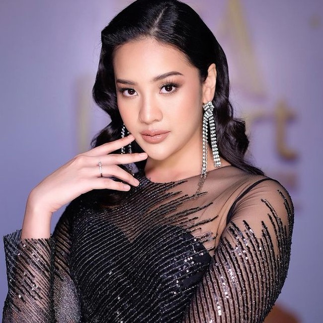 Untuk mempercantik penampilannya, Anya juga menambahkan aksesori berupa anting yang menjuntai panjang di telinganya dan sebuah cincin mungil dan minimalis di jari manisnya. Foto: Instagram/@leoafandi_makeup