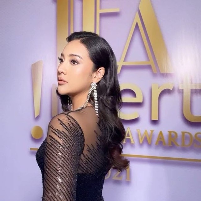 Saat mendatangi acara Insert Fashion Award 2021 yang diselenggarakan pada 24 Maret 2021 di gedung Trans TV itu, Anya Geraldine terlihat tampil cantik dan stylish dengan gaun berwarna hitam. Foto: Instagram/@leoafandi_makeup