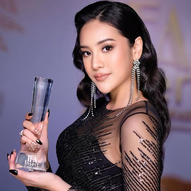 Anya Geraldine terpilih untuk mendapatkan penghargaan kategori Fahionable Youth di Insert Fashion Award 2021. Namanya kemudian menjadi viral setelah acara tersebut. Pasalnya yang menjadi pembaca penghargaannya itu adalah grup K-pop, WayV. Foto: Instagram/@leoafandi_makeup