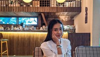 Anya juga pernah memamerkan momennya saat sedang ngopi di salah satu coffee shop. Coffee shop-nya tampak homey. Foto: Instagram @anyageraldine