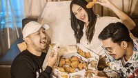 Bersama para rekannya, Anya tampak senang ketika mengonsumsi ayam goreng dari KFC. Ia membeli sekotak ayam goreng dengan cocolan yang beragam. Foto: Instagram @anyageraldine