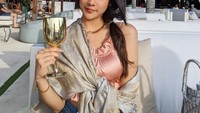 Suka liburan ke Bali, Anya Geraldine sering mengunjungi beach pool. Begini salah satu momennya saat menikmati minuman. Foto: Instagram @anyageraldine