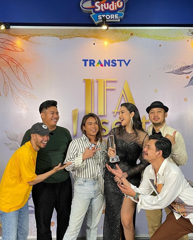 Penampilan Anya Geraldine saat menghadiri acara Insert Fashion Award 2021 itu terlihat stylish dan juga seksi. Riasan wajah dan aksesori yang dikenakan semakin membuat penampilannya kian memukau. Foto: Instagram/@leoafandi_makeup