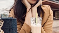 Momen Anya saat minum segelas milkshake juga ia bagikan. Saat itu, Anya terliht berpose manis dengan menopang dagunya. Foto: Instagram @anyageraldine