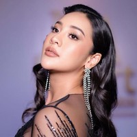 Gaun hitam berkilau yang dihiasi dengan payet dan sequin yang dikenakan oleh Anya itu merupakan rancangan Maison Bazz Couture. Bagaimana menurutmu penampilannya? Foto: Instagram/@leoafandi_makeup