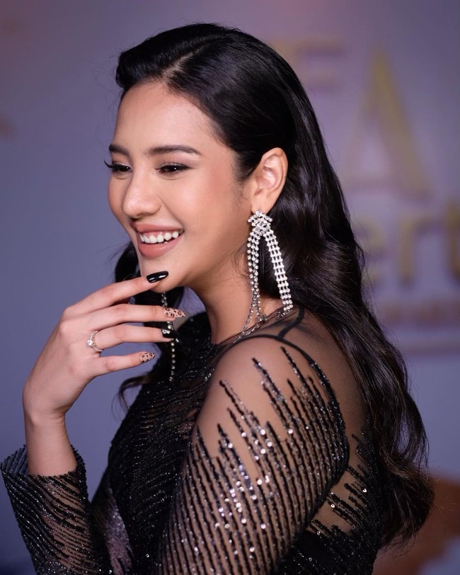 Sementara untuk bagian rambutnya, Anya memilih untuk membiarkannya terurai dan ditata bergelombang. Penampilannya itu kian memesona dengan ulasan makeup bernuansa nude. Foto: Instagram/@leoafandi_makeup