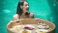 Momen Anya Geraldine saat floating breakfast di salah satu resort Bali tampak mewah. Menunya ada toast, omelet, dan potongan buah segar. Foto: Instagram @anyageraldine