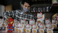 Heriansyah sang pemilik galeri menjual produk kerajinannya seharga Rp 25.000/paket.   