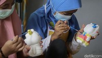 Anak-anak biasanya datang dari pagi hingga sore hari untuk melukis patung mereka sendiri.  