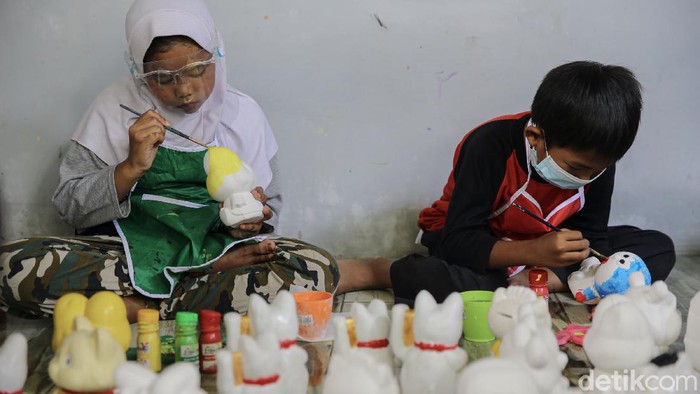 Asah Kreativitas Anak, Pengrajin Ini Kebanjiran Pesanan Saat Pandemi Sejumlah anak melukis kerajinan berbahan dasar gypsum di Saung's Art gallery di kawasan Pondok Cabe, Tangerang Selatan, Kamis (25/3/2021).