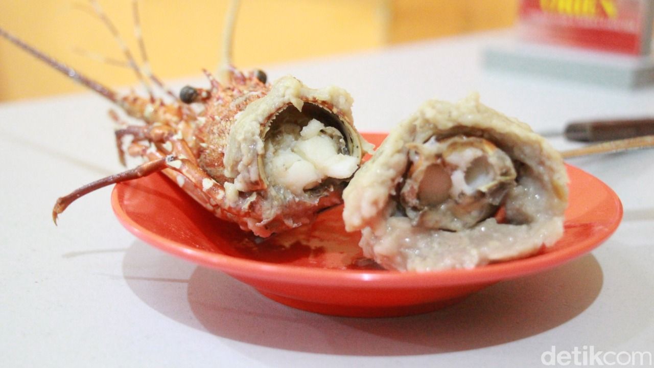 bakso lobster pertama di kota Malang, terdapat di rumah makan Orien Chinese Food.