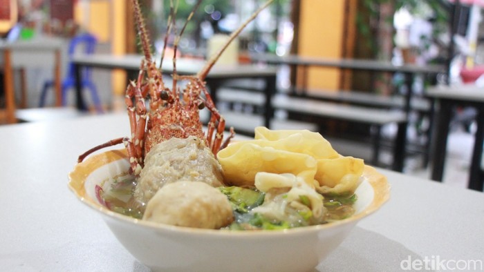 bakso lobster pertama di kota Malang, terdapat di rumah makan Orien Chinese Food.