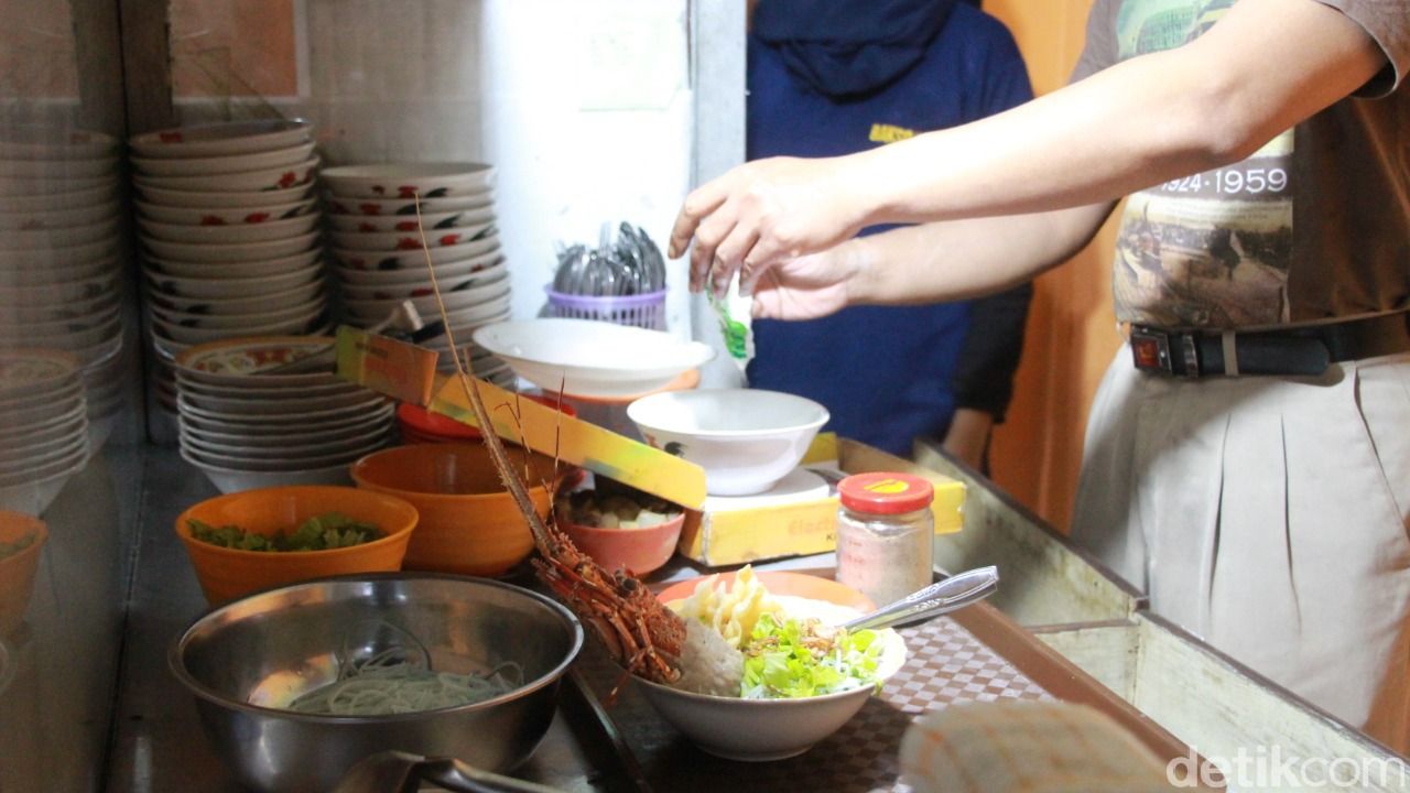 bakso lobster pertama di kota Malang, terdapat di rumah makan Orien Chinese Food.