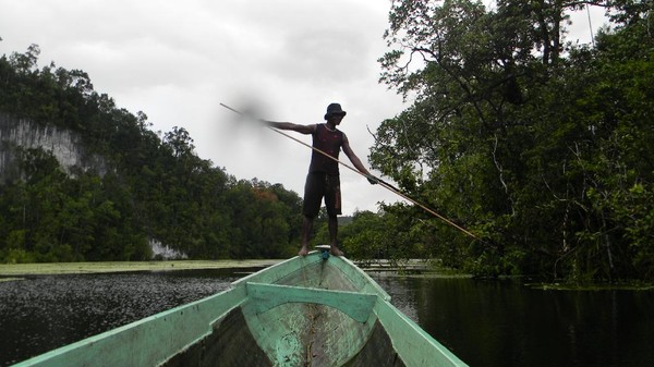 Foto Suku Bauzi di  Papua  yang  Hobi Berburu Buaya