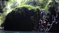Bagi para penikmat adrenalin, di sungai Ciwayang juga terdapat wahana yang cukup menantang. Seperti Tarzan Jump, wisatawan bergelantung seperti Tarzan dari tebing dan berakhir membenamkan diri ke air. (dok. Kompepar Ciwayang)