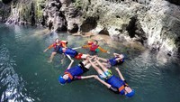 Sungai ini merupakan hulu dari Green Canyon. Airnya yang jernih mengalir di antara tebing-tebing yang indah. Mirip di Green Canyon, hanya sungai Ciwayang lebih kecil dari Green Canyon. Keindahan sungai itu bisa dinikmati traveler sambil melakukan aktivitas body rafting. (dok. Kompepar Ciwayang)