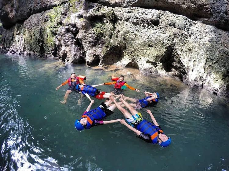 Foto: Serunya Body Rafting Menaklukkan Sungai Ciwayang