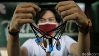 Sejumlah pemuda tengah membuat kerajinan dari bahan resin di Gambonart Studio, Tangerang Selatan, Kamis (25/3/2021).