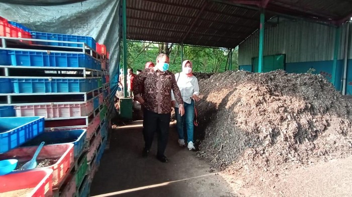 Bupati Pangandaran Jeje Wiradinata mengunjungi TPST Jambangan, Surabaya.