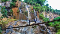 Terlihat dari jauh, nampak bebatuan yang berwarna oranye. Warna tersebut berasal dari air yang datang dari puncak. Air yang datang itu berwarna kecoklatan apabila turun hujan deras. (Muhammad Iqbal/detikTravel)