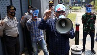 Mereka juga berorasi mengecam pemerkosaan terhadap muslimah Uighur.