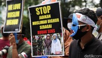 Massa aksi meminta pemerintah Indonesia melakukan pemboikotan terhadap produk-produk yang berasal dari negeri tirai bambu tersebut.