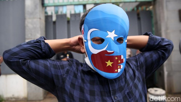 Sejumlah orang menggelar aksi protes di depan Kedutaan Besar China. Massa aksi mengecam tindakan diskriminatif yang dialami etnis Muslim Uighur di Xianjiang, China.