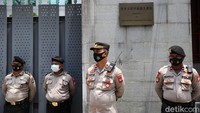 Aksi ini mendapat penjagaan dari aparat kepolisian.
