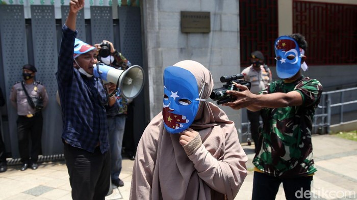 Demo Kecam Pemerkosaan Wanita Uighur di Kedubes China Sejumlah orang menggelar aksi protes di depan Kedutaan Besar China. Massa aksi mengecam tindakan diskriminatif yang dialami etnis Muslim Uighur di Xianjiang, China.