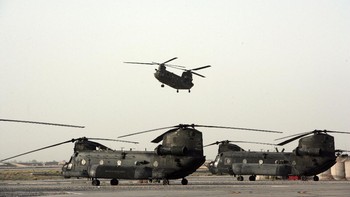 Boeing CH-47 Chinook adalah sebuah helikopter Amerika bermesin ganda, tandem rotor dan heavy-lift. Peran utama helikopter ini meliputi gerakan pasukan, artileri dan memasok perlengkapan medan perang. Getty Images/Marco Di Lauro  