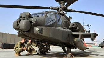 Helikopter ini juga bisa membawa kombinasi persenjataan lain seperti AGM-114 Hellfire dan pod roket Hydra 70 pada pilon pangkal sayap. John Stillwell - Pool/Getty Images  