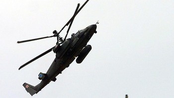 Kamov Ka-50 Black Shark adalah helikopter tempur serang Rusia berkursi tunggal dengan rotor sistem koaksial dari biro desain Kamov. Persenjataan utama adalah dua belas rudal anti -tank (transl. Vortex atau angin puyuh) dipandu laser Vikhr dengan jangkauan maksimum sekitar 8 km. Ka - 50 juga bisa membawa beberapa buah roket, yang meliputi roket S-13 dan S-8. Getty Images/Oleg Nikishin  