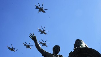 Lalu Helikopter Mi-35 adalah pengembangan dari helikopter tempur legendaris Mi-24 Hind yang mulai diproduksi di era 1970an. Sedikit berbeda dengan heli tempur buatan Barat yang memisahkan fungsi serang dan serbu, Mi-35P merupakan helikopter serang yang dilengkapi kemampuan angkut pasukan meskipun dalam jumlah terbatas. Host Photo Agency via Getty Images  