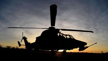 Sebuah helikopter serang Tiger Angkatan Darat Australia terlihat di Rockhampton, Australia. Getty Images/Ian Hitchcock  